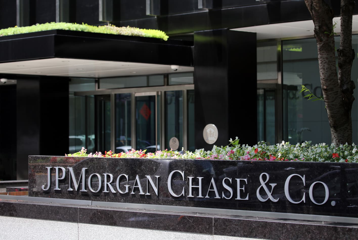 JPMorgan Survey Reveals Majority of Institutional Traders Shun Crypto Trading